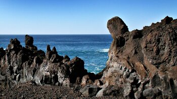 die Los Hervideros genannten Lavaformationen im Naturpark Los Volcanes auf Lanzarote