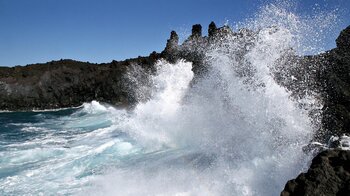 die spektakuläre Brandung auf die Los Hervideros Naturpark Los Volcanes auf Lanzarote