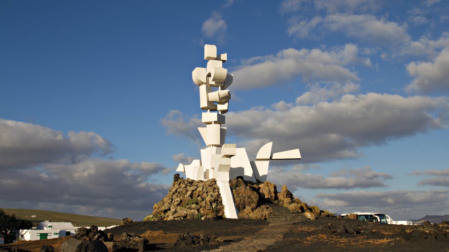 das Fruchtbarkeitsdenkmal Monumento a la Fecundidad steht vor dem Museum Monumento al Campesino in der Gemeinde San Bartolome