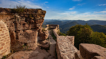 Blick über die Wegelnburg auf den Pfälzerwald