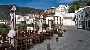 Restaurantplätze mit Blick in den Barranco de Tejeda im gleichnamigen Ort auf Gran Canaria