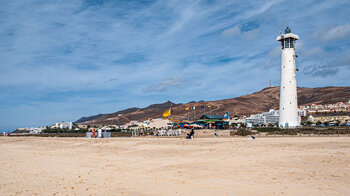 der Sandstrand Playa del Matorral mit dem Faro de Morro Jable