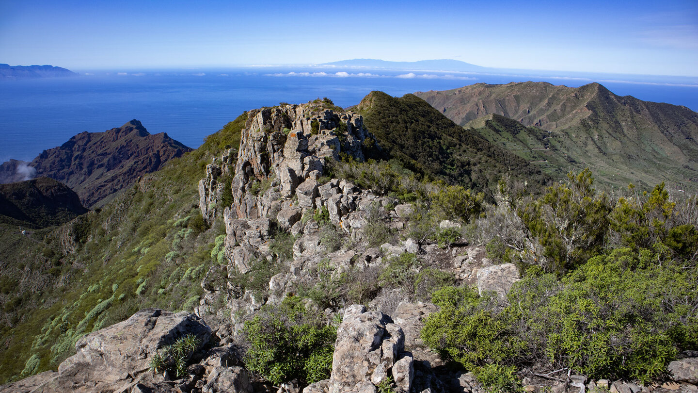 Wanderweg entlang der Cumbre de Bolico mit Blick auf die Cumbres de Baracán