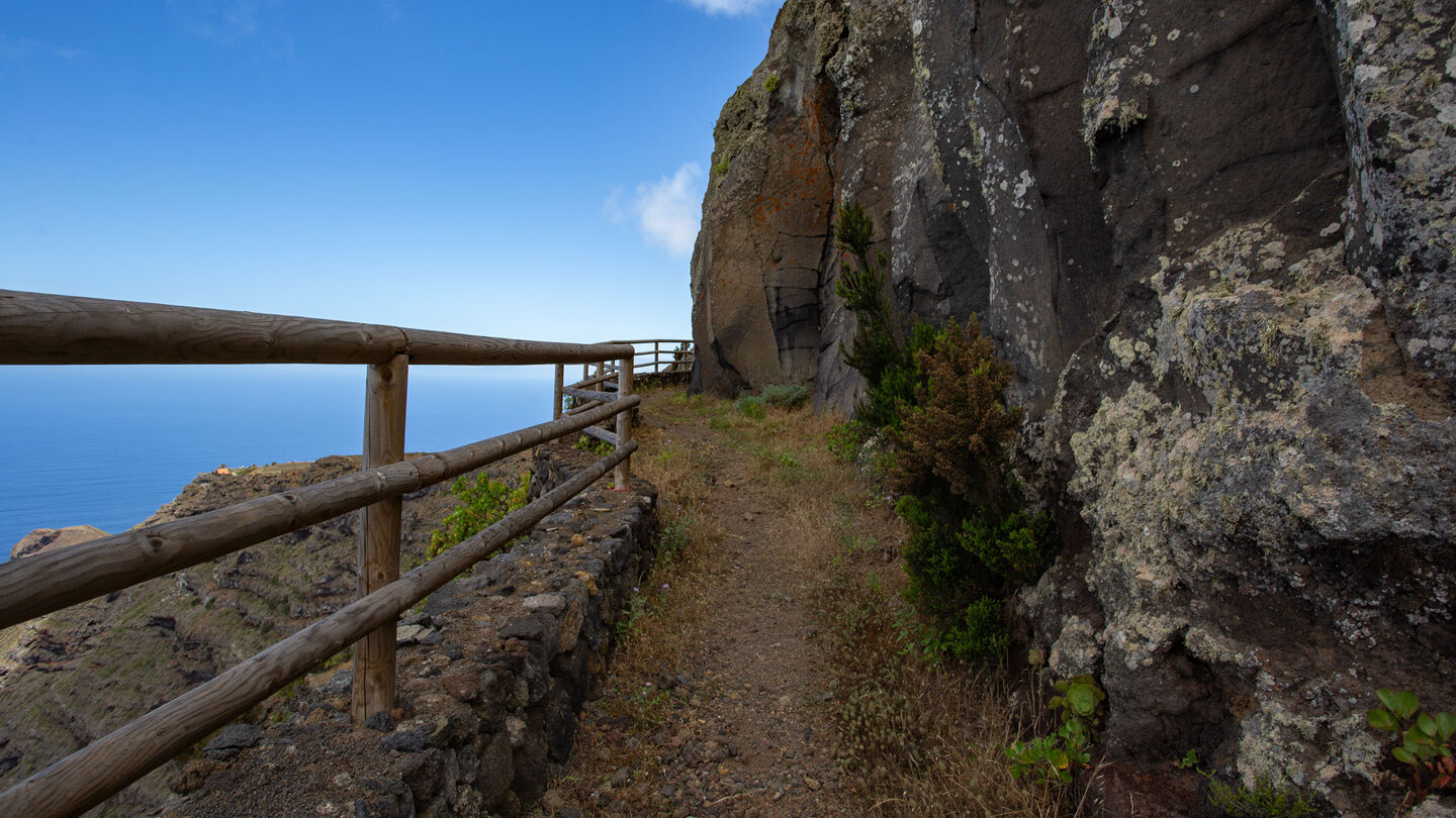 Einstieg in den Wanderweg Camino de la Peña bei der kleinen Kapelle