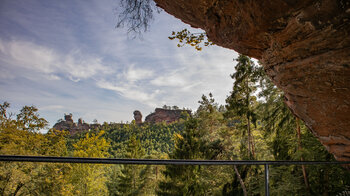 Ausblick vom Felsloch im Büttelfels auf den Lämmerfelsen