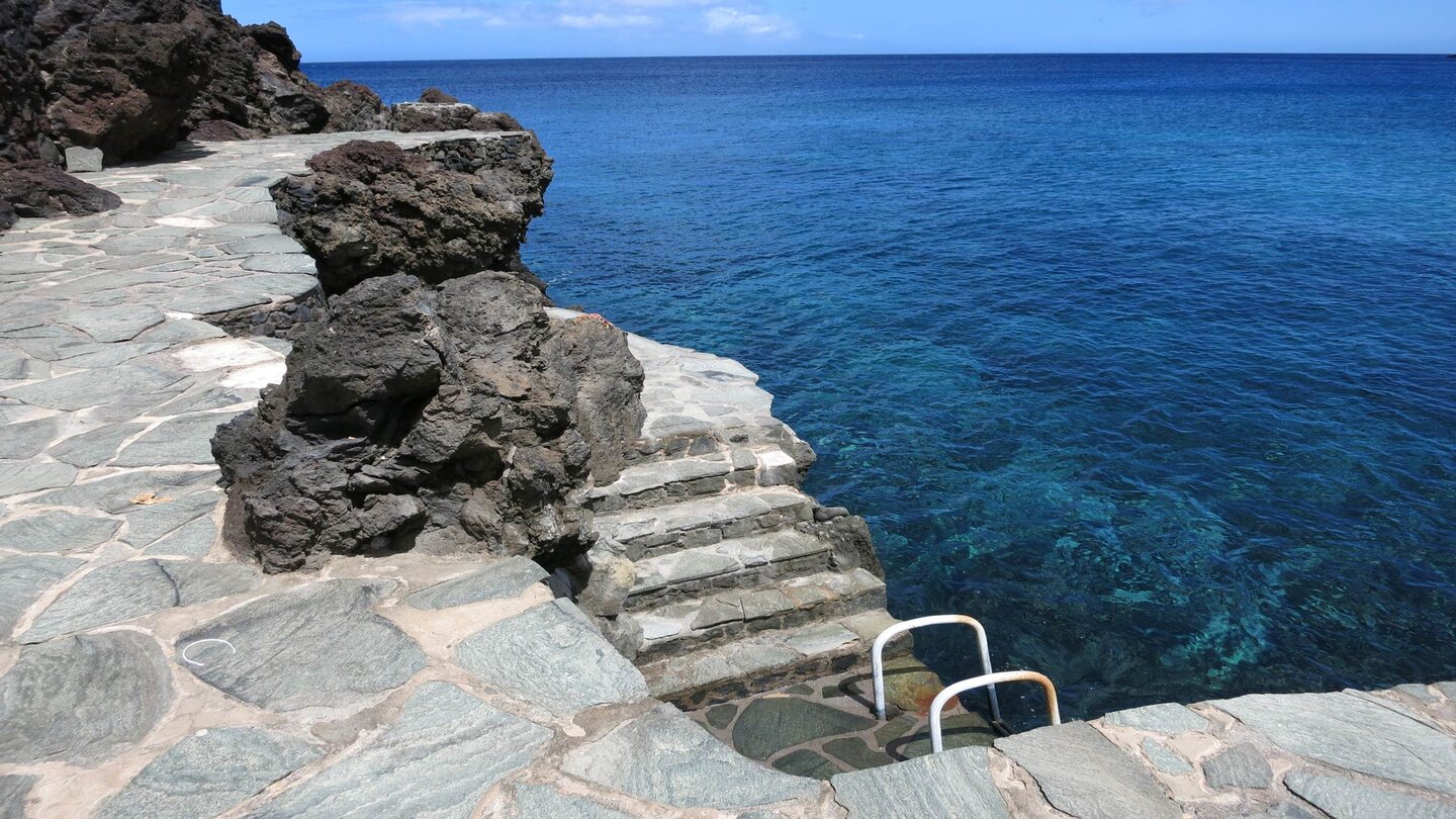 Leitern erleichtern den Einstieg ins Wasser der beliebten Badebucht von El Tamaduste auf El Hierro