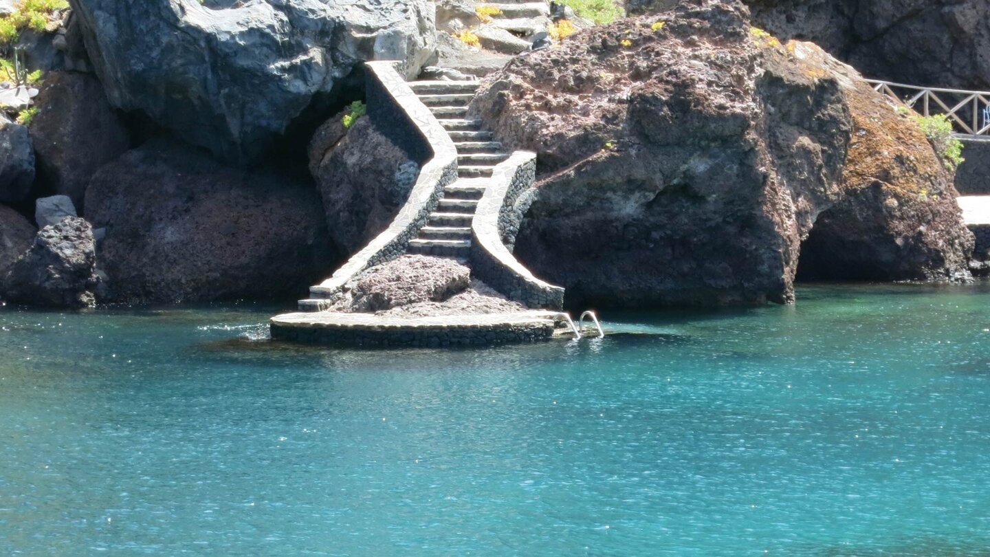 Sonnenterrassen in der Badebucht Charco del Tamaduste auf El Hierro