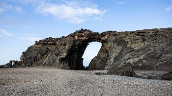 beide Durchgänge in der Lavaformation des Arco del Jurado bei Ajuy auf Fuerteventura