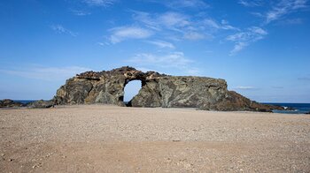 Brandung und Wind auf Fuerteventura haben hier nach Jahrmillionen nur den Arco del Jurado stehen lassen