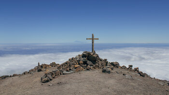 der Gipfel des Pico de la Nieve mit Teneriffa im Hintergrund