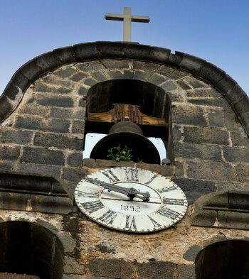 alte Uhr am Kirchturm der Nuestra Señora de Los Remedios in Los Llanos de Aridane