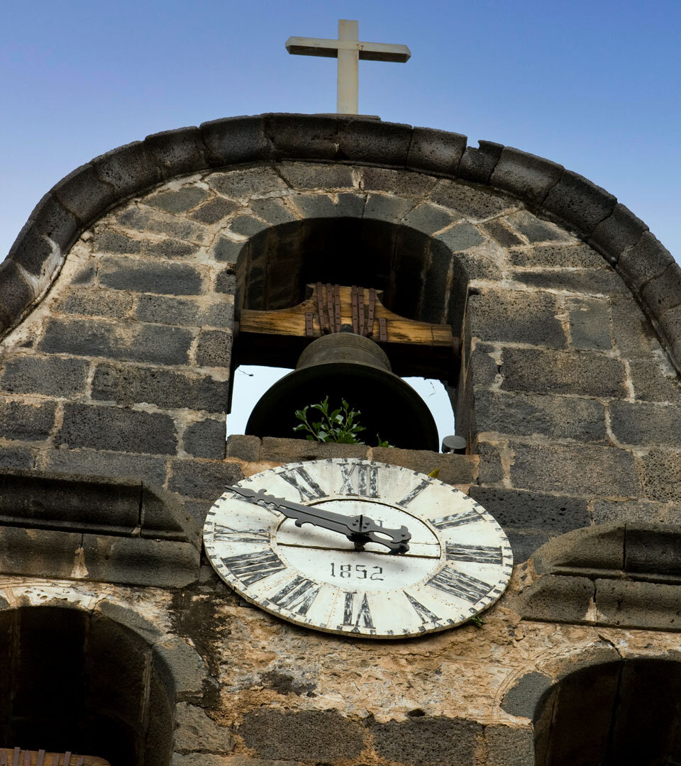 alte Uhr am Kirchturm der Nuestra Señora de Los Remedios in Los Llanos de Aridane