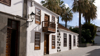 traditionelle Fassade mit typschem Holzbalkon in Los Llanos de Aridane