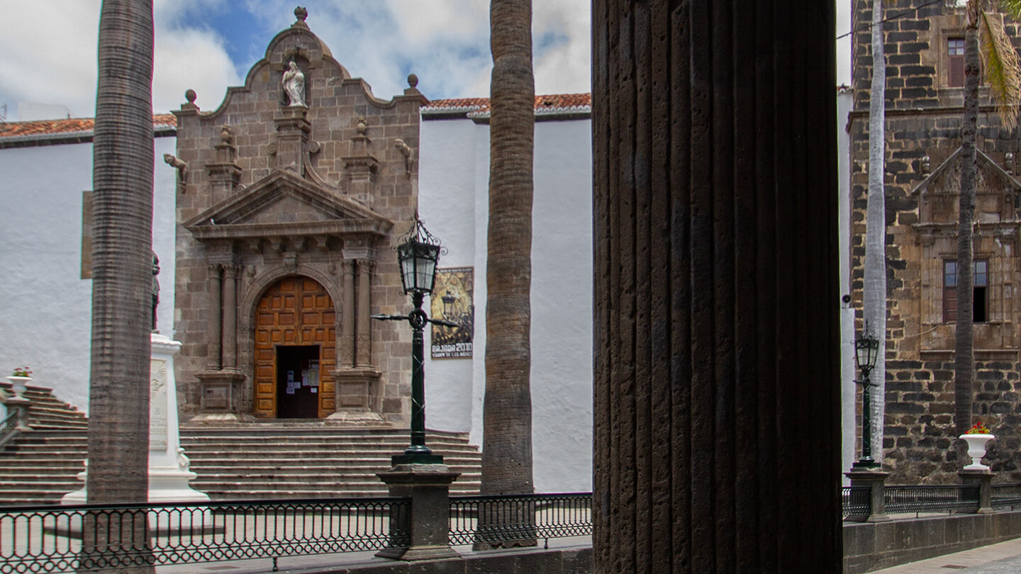 das Eingangsportal der Iglesia de El Salvador in Santa Cruz de La Palma