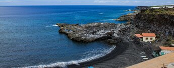 Blick entlang der Küste am Playa del Faro auf La Palma