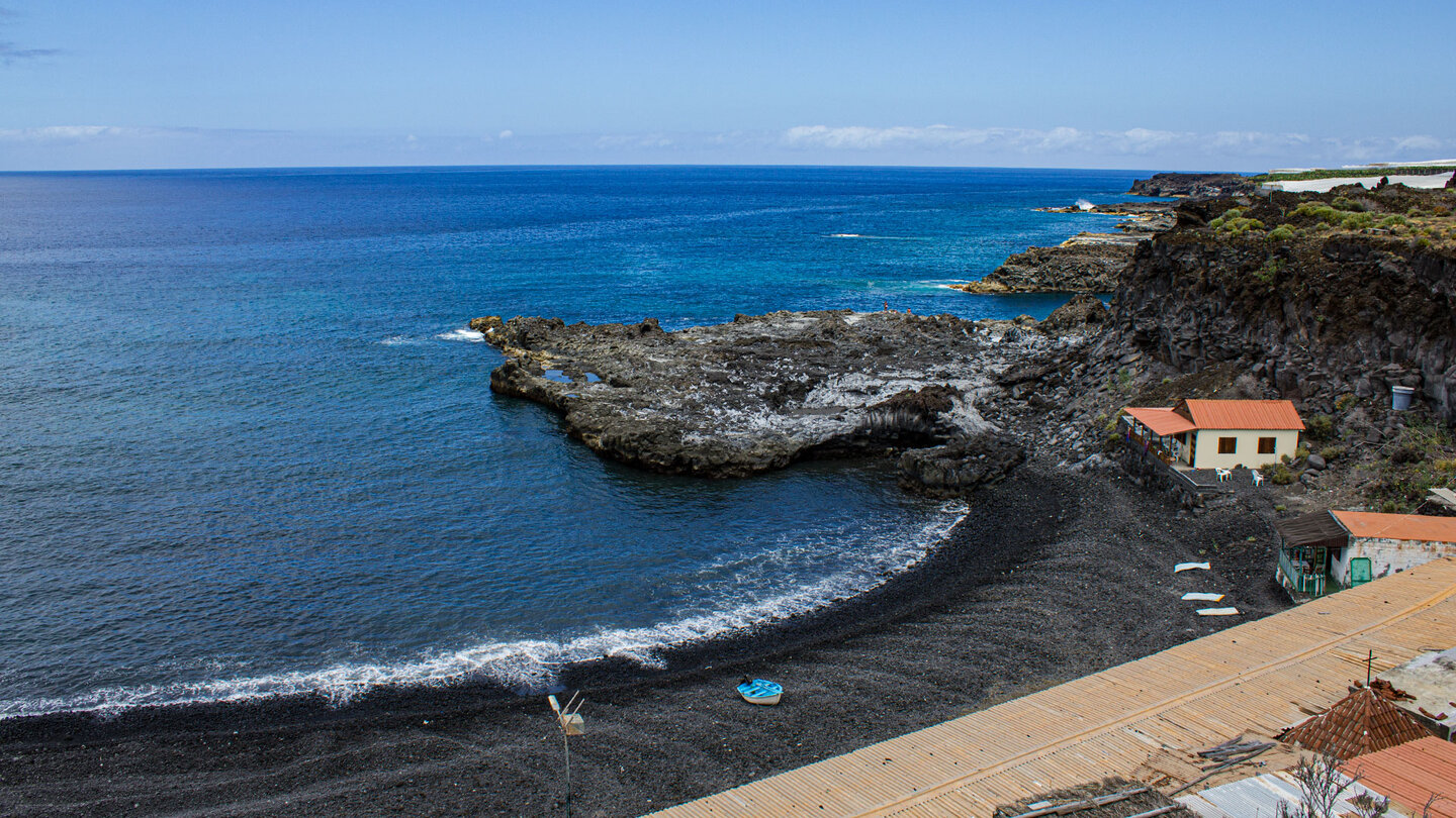 Blick entlang der Küste am Playa del Faro auf La Palma