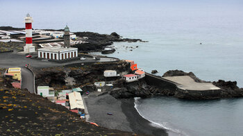 der Playa del Faro auf La Palma mit dem Leuchtturm im Hintergrund