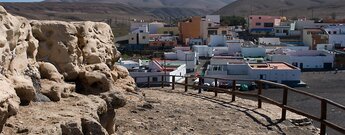 Ausblick vom Mirador Playa de Ajuy über die Häuser des Ortes Ajuy auf Fuerteventura