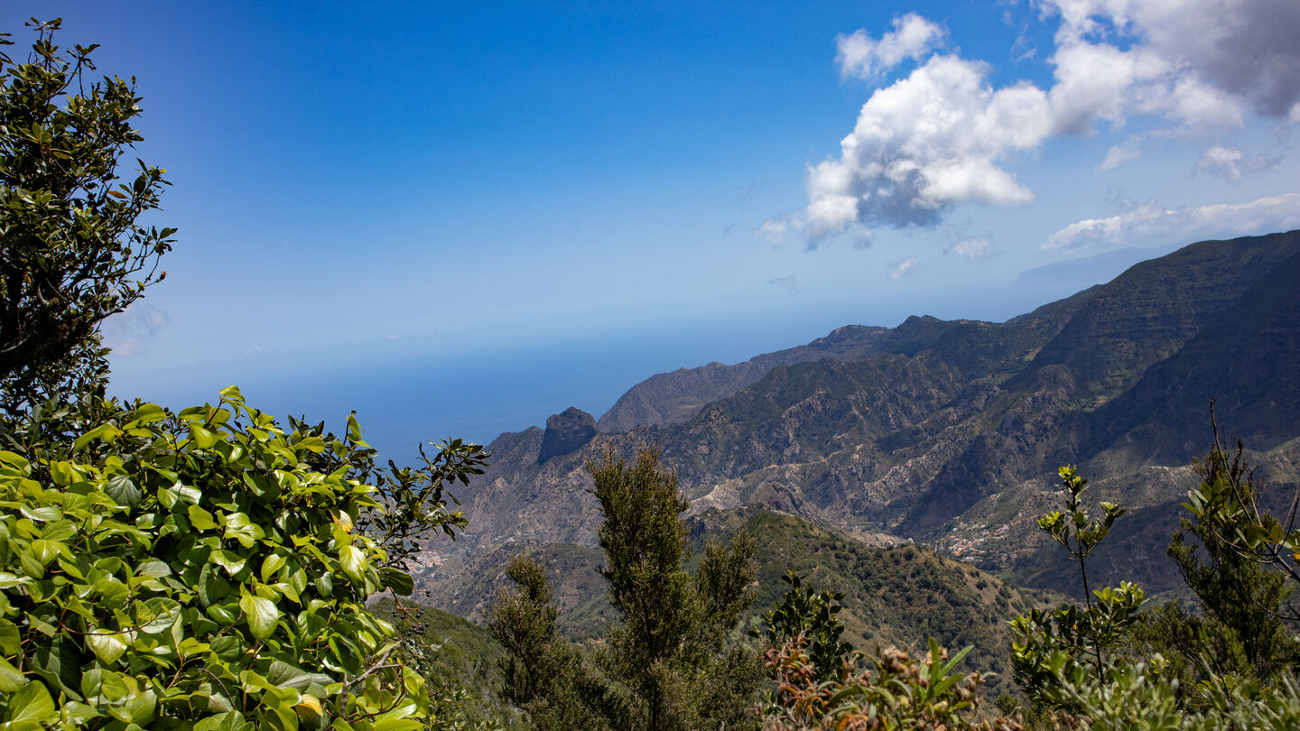 Blick auf die Gebirgszüge der Insel La Gomera mit dem Roque Cano