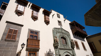 historische Fassade mit typischen Holzbalkonen an der Plaza del Pilar Nuevo in Las Palmas de Gran Canaria