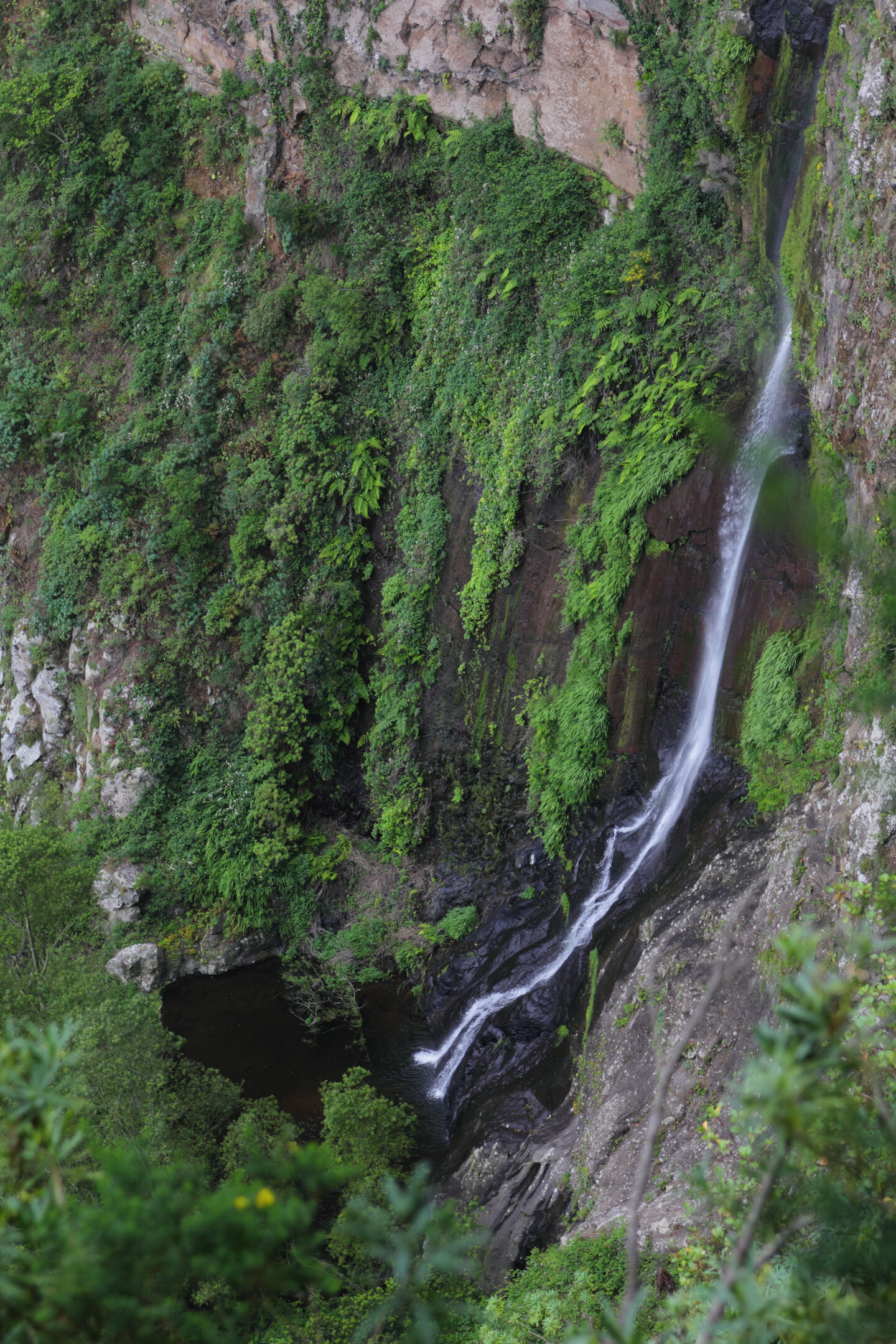 Ausblick auf den spektakulären Wasserfall El Chorro de El Cedro entlang der Route