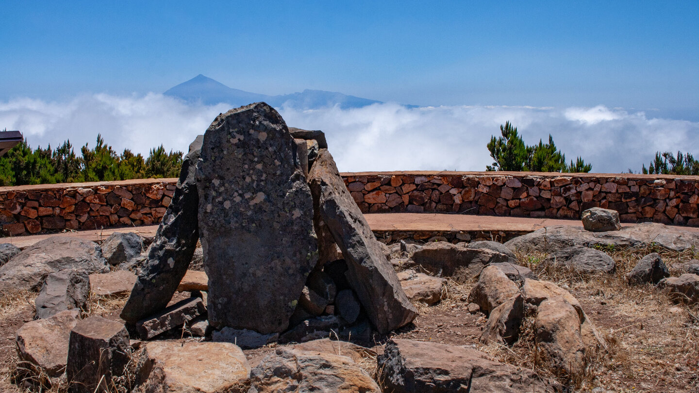 Blick über Felsblöcke am Gipfel des Alto de Garajonay auf die Insel Teneriffa