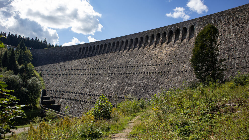 Staumauer der Schwarzenbach-Talsperre