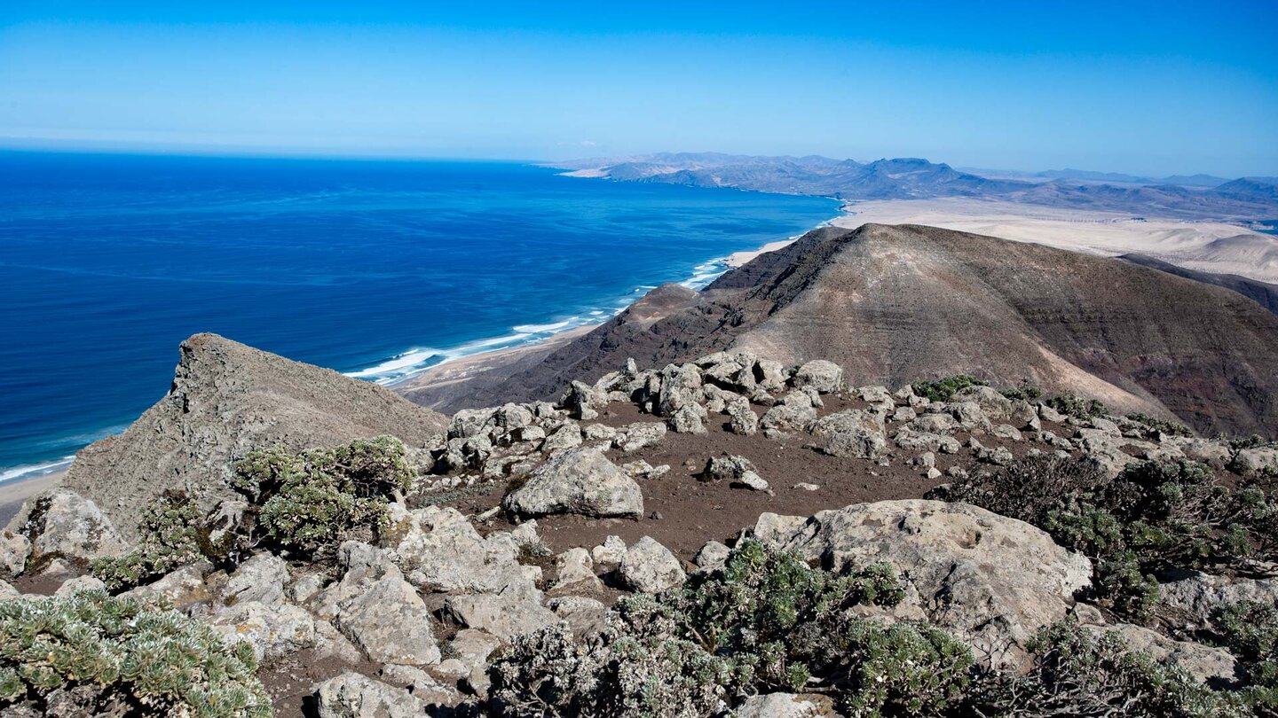 der Pico de Matanza und Morro del Joraro vor den Dünen am Istmo de la Pared