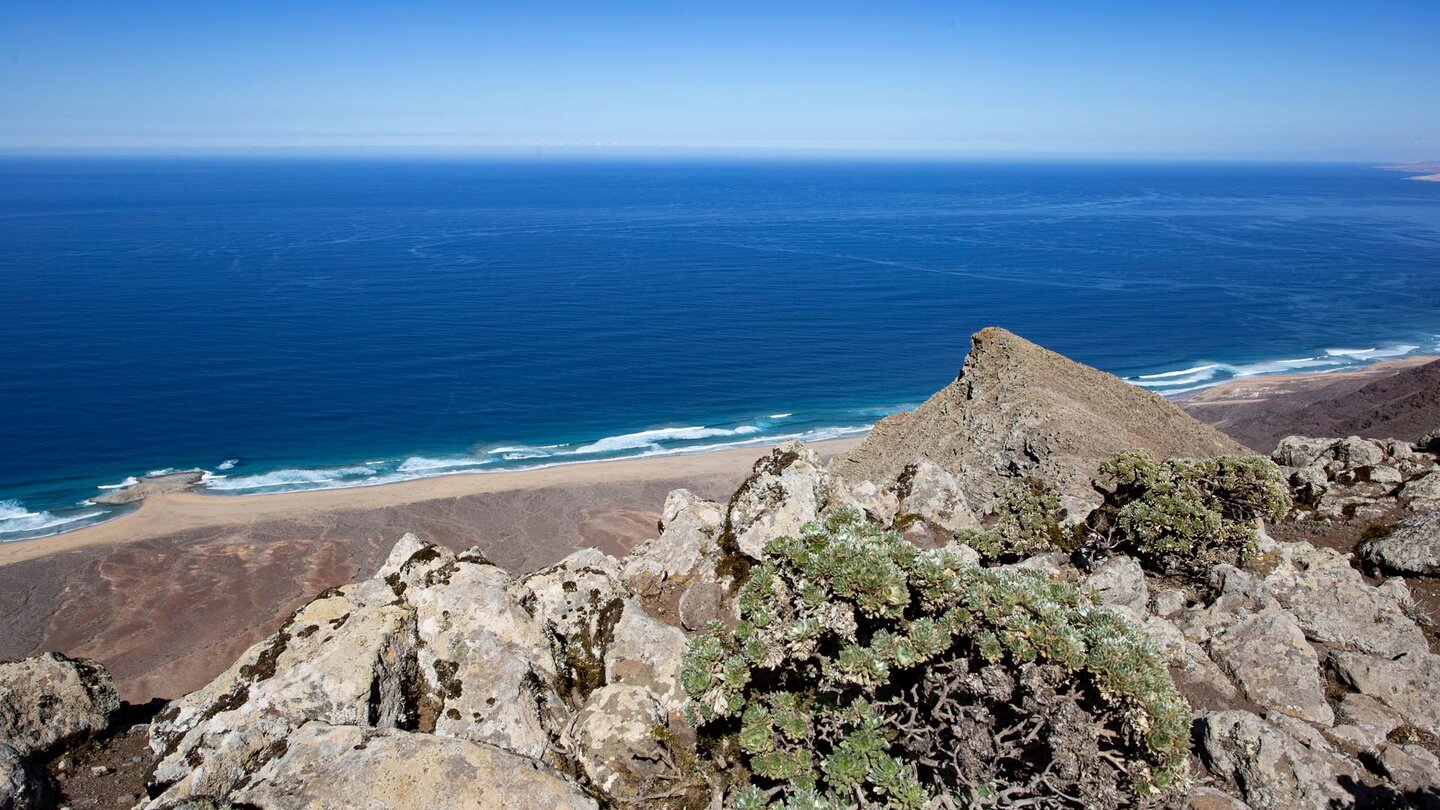 Blick vom Gipfelkamm am Pico de Mocan auf den Pico de Matanza mit der Playa de Barovento und der Halbinsel El Islote