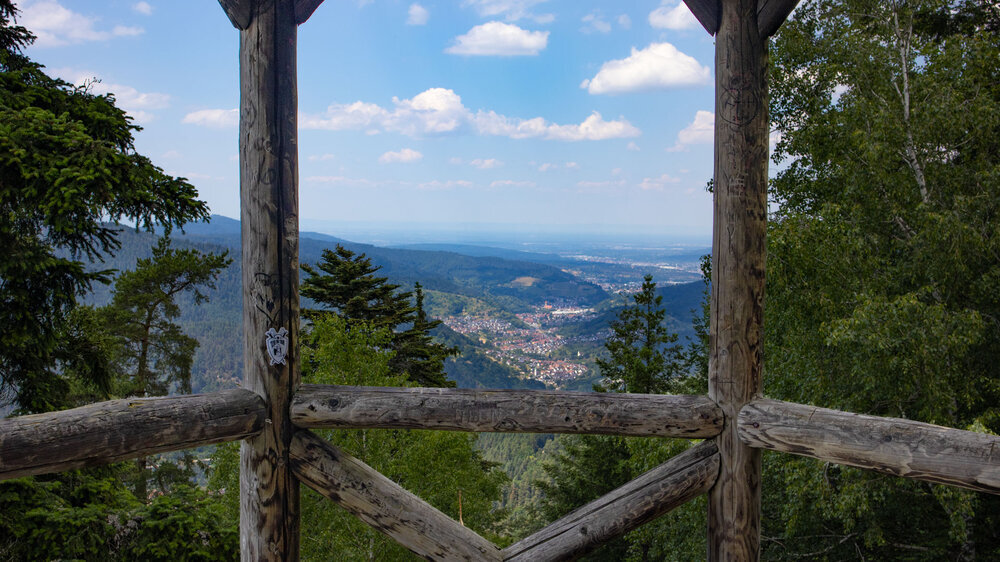 Ausblick auf das Murgtal von den Latschigfelsen