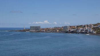 Blick auf die Stadt Punta del Hidalgo mit dem Leuchtturm im Hintergrund