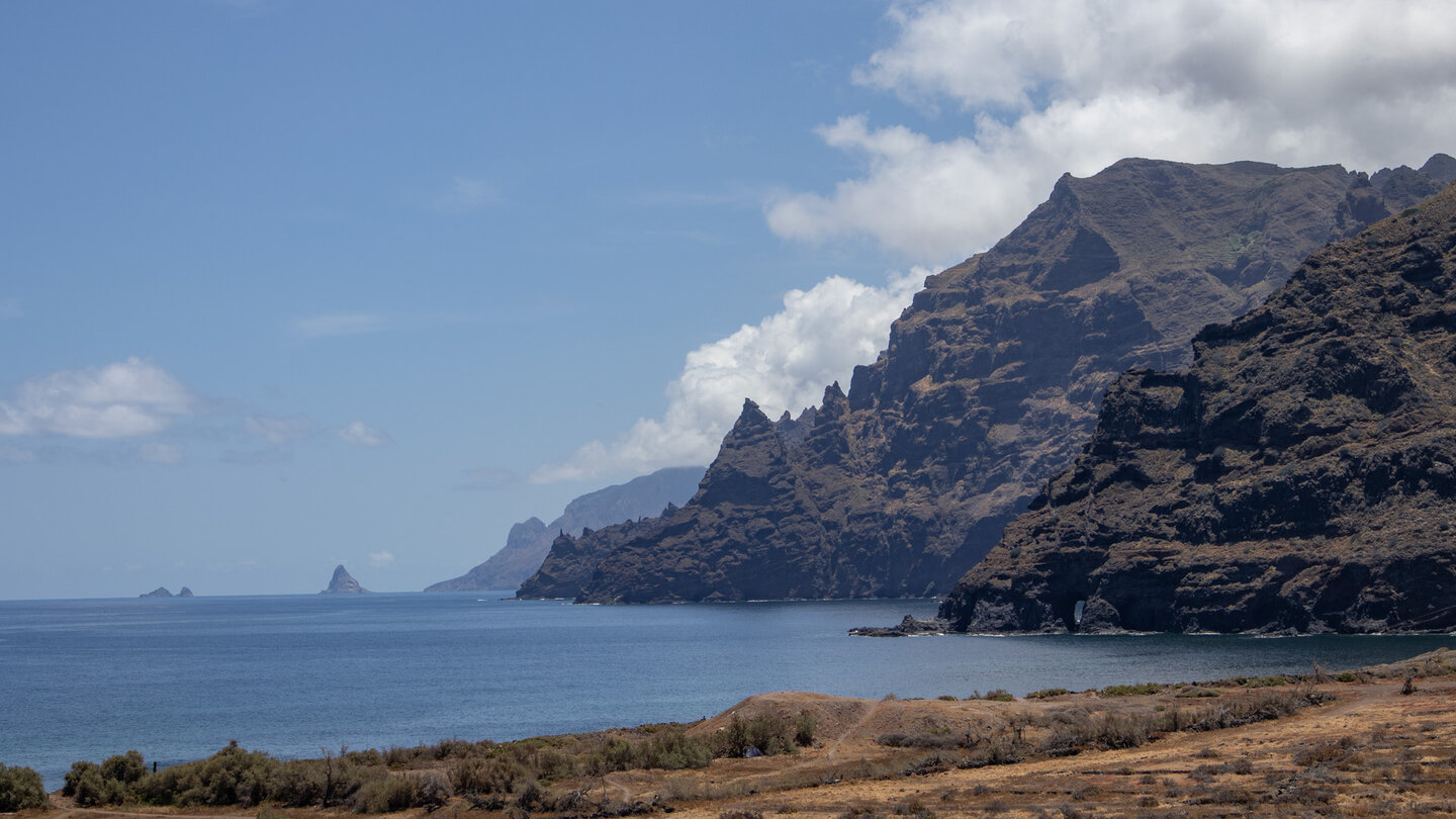 Blick entlang der schroffen Küste bei Punta del Hidalgo