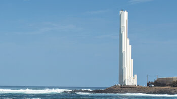 der futuristisch anmutende Leuchtturm Faro de la Punta del Hidalgo