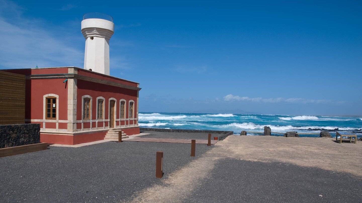 das rote Hauptgebäude des Faro de el Tostón an der Nordküste Fuerteventuras