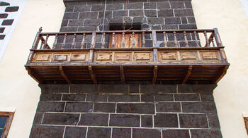 traditioneller Holzbalkon an der Iglesia de San Juan Bautista in San Juan De Puntallana auf La Palma