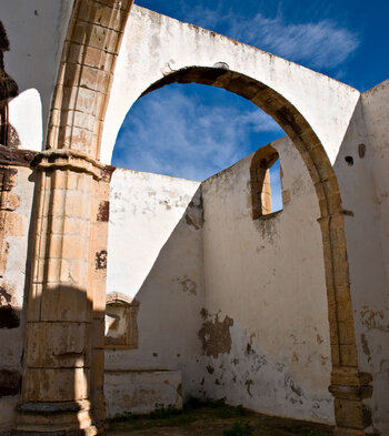 Blick von der Vierung in das Querschiff der Klosterkirche des Convento de San Buenaventura auf Fuerteventura