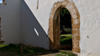 Durchgang zum Klostergarten im Convento de San Buenaventura auf Fuerteventura