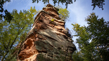 der steil aufragende Sandsteinturm des Römerfels