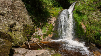 sprudelnder Wasserfall in der Felsenklamm bei Allerheiligen