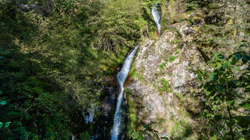 der Allerheiligen-Wasserfall fällt über mehrere Kaskaden in die Tiefe