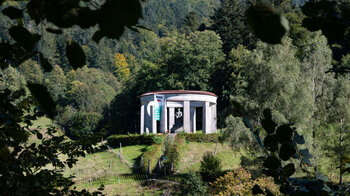 Ehrenmal des Schwarzwaldvereins oberhalb des Wanderwegs