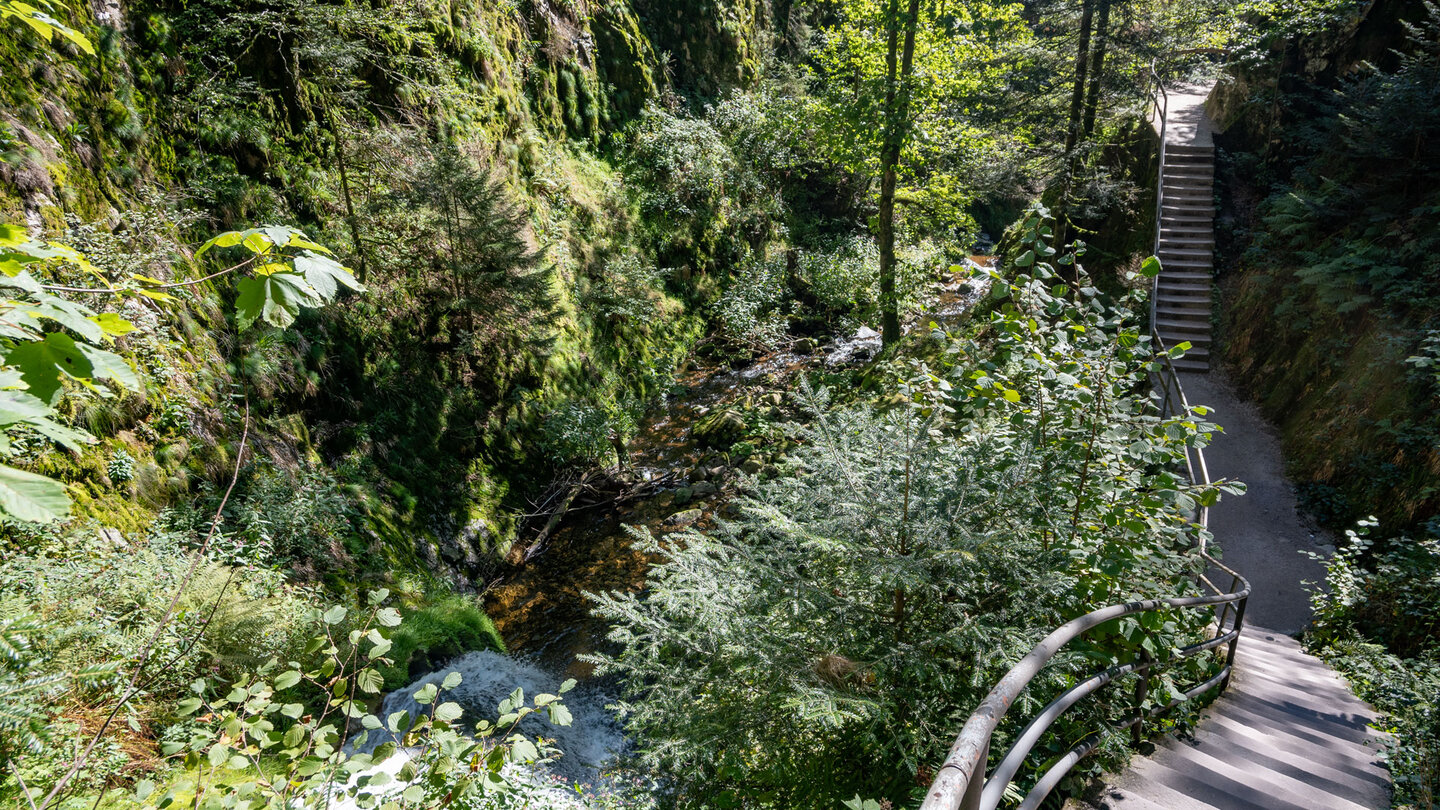 die Wanderung verläuft über Treppen entlang des Allerheiligen-Wasserfalls