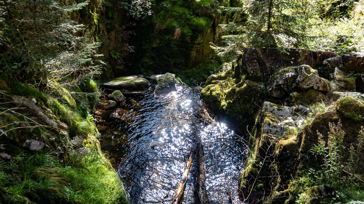 Wasserbecken zwischen Felsformationen am Allerheiligen-Wasserfall