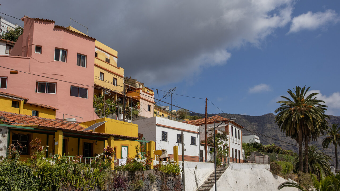 farbenfroh zeigt sich der Ort Hermigua auf La Gomera