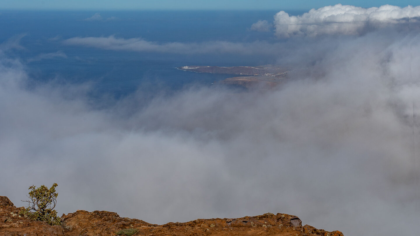 Ausblick über die Steilklippen durchs Wolkenmeer zur Küste