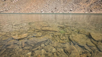 Klares Wasser der Laguna de la Caldera im spanischen Nationalpark Sierra Nevada