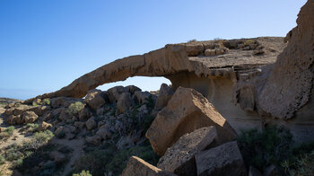 der steinerne Bogen des Arco de Tajao