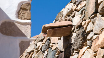 Wasserspeier an Felssteinmauer mit Balkon in Pájara auf Fuerteventura