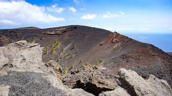 Blick entlang des Kraterrands des Volcán San Antonio im Naturdenkmal Teneguía auf La Palma