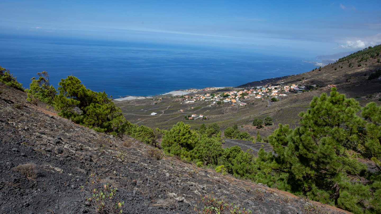 Blick vom SL FU 112 über die Weinberge bei Fuencaliente bis zur Westküste von La Palma